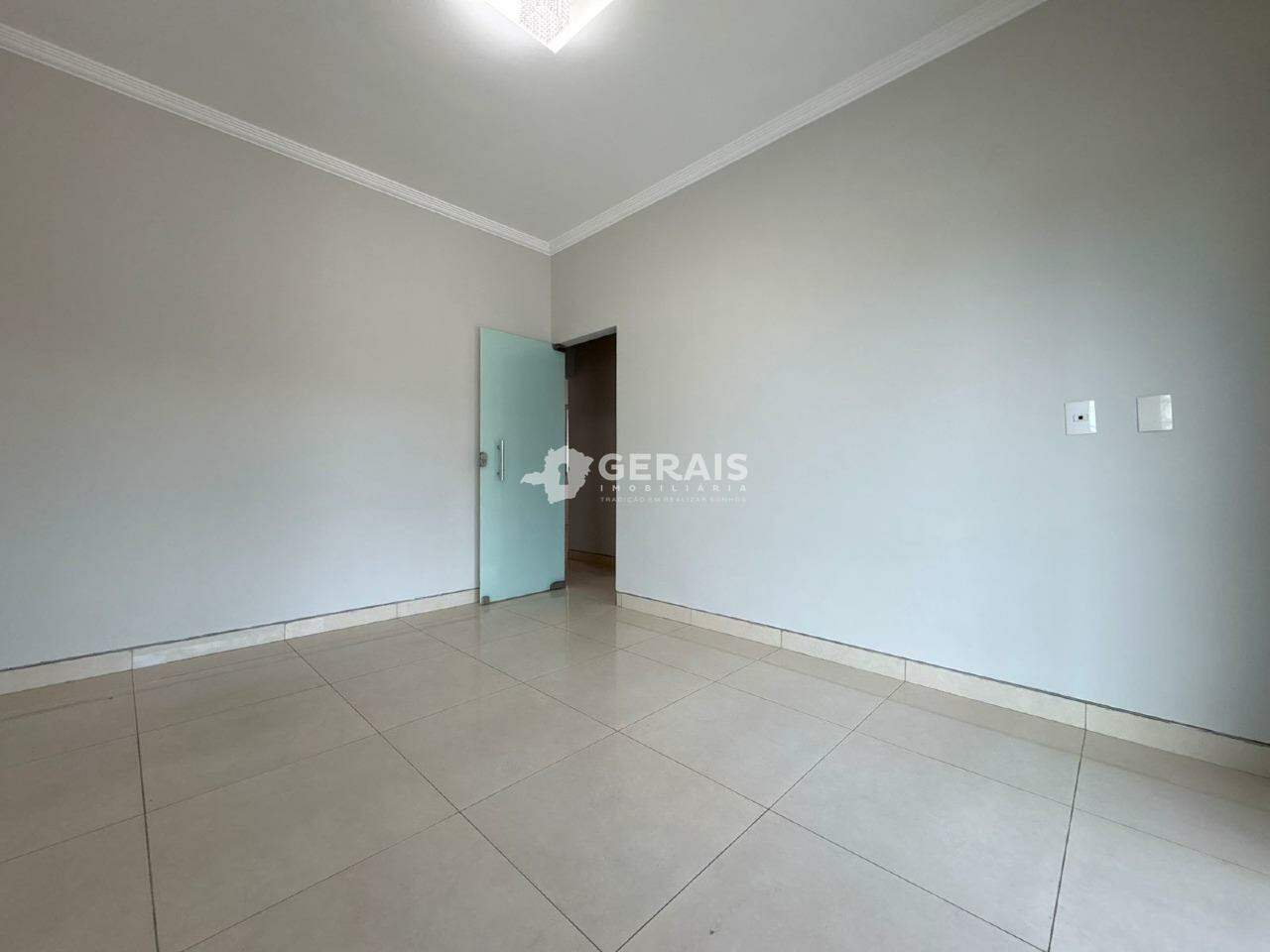 Casa para aluguel no INTERLAGOS: 04- SALA