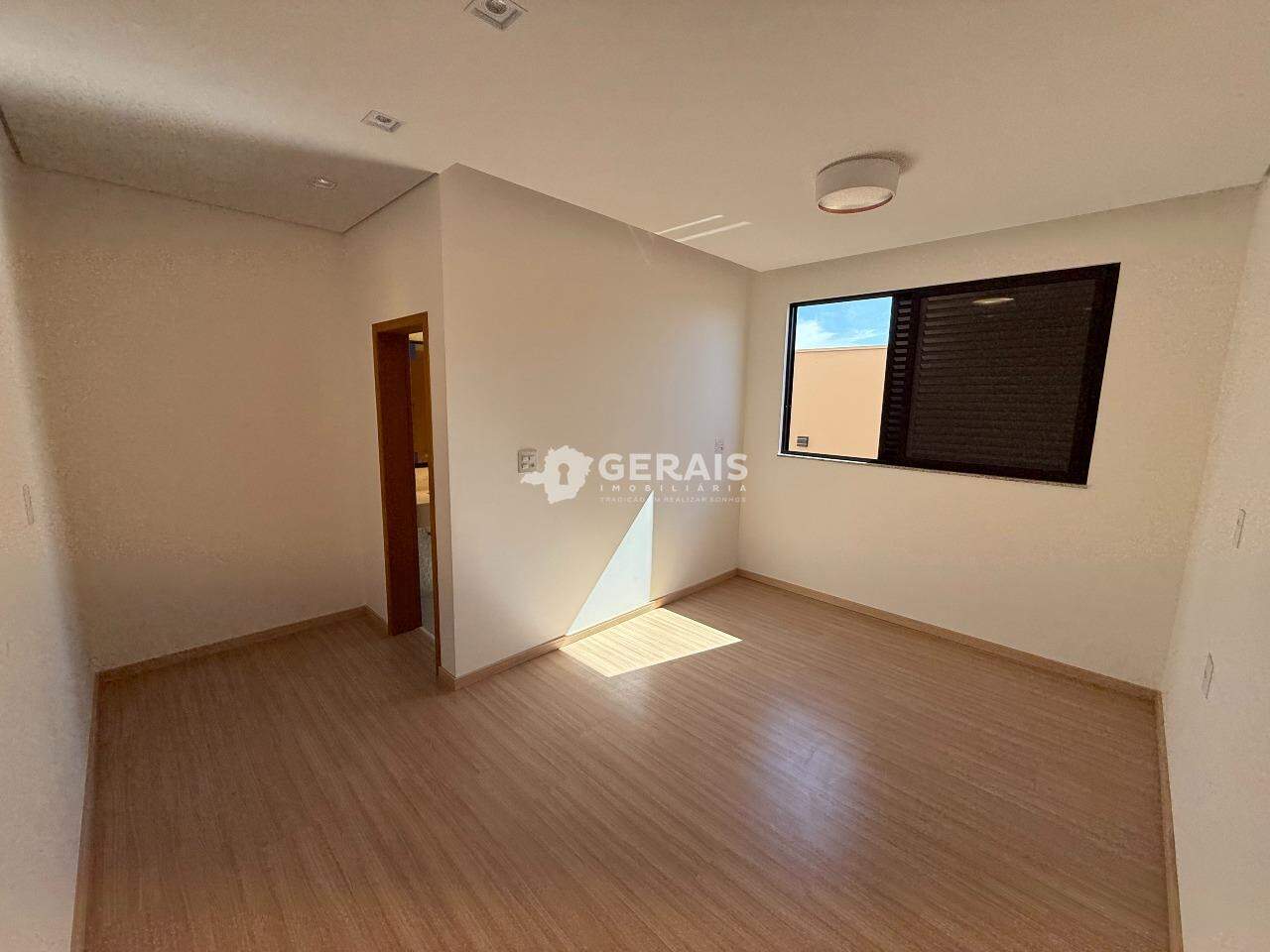 Casa à venda no RESIDENCIAL ALTAVILLE: 08- QUARTO SUÍTE