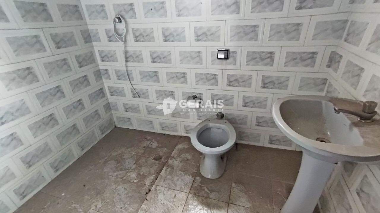 Casa para aluguel no CENTRO: 06- BANHO SOCIAL
