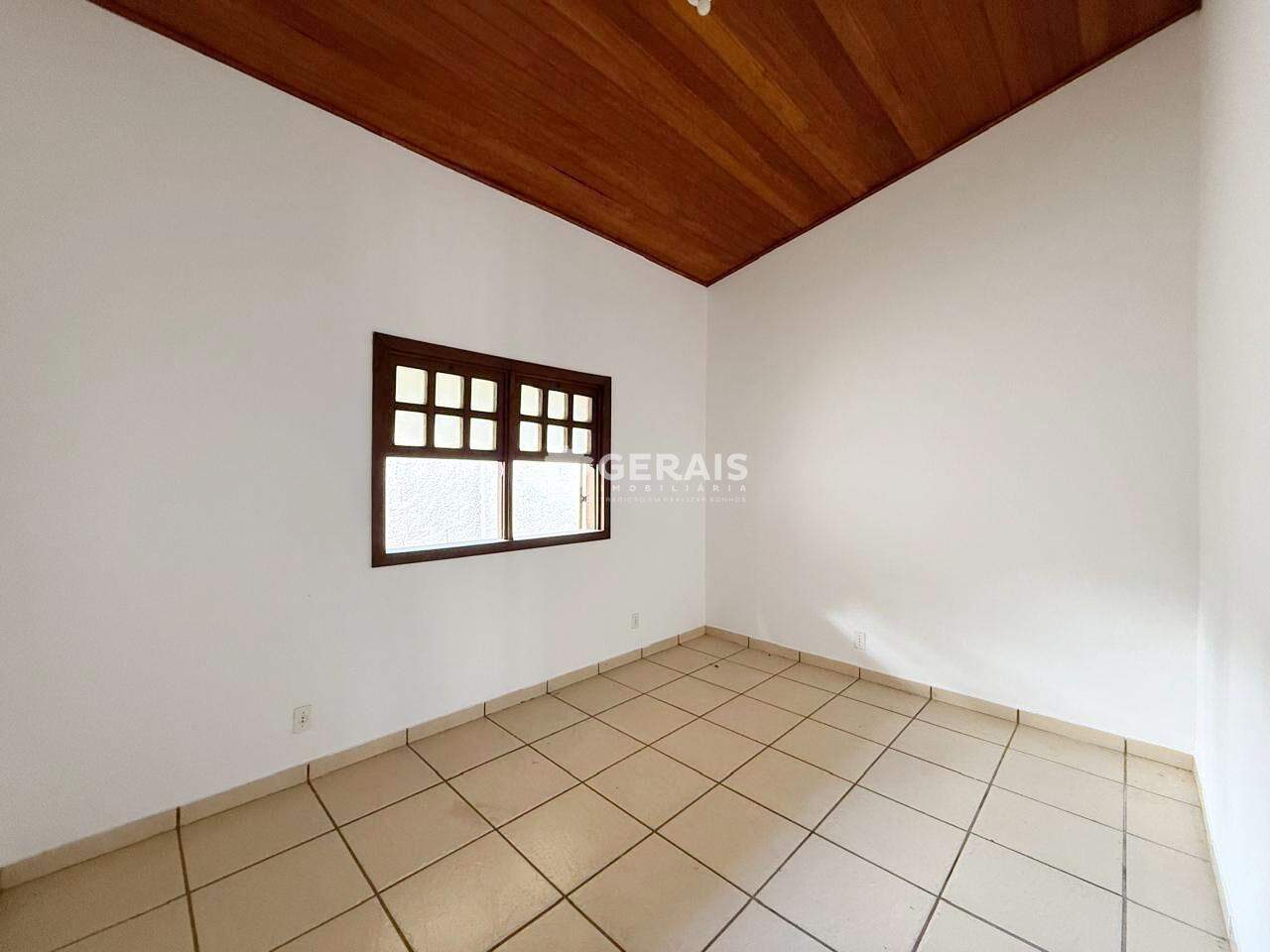 Casa à venda no SANTA ROSA: 05 - QUARTO 01
