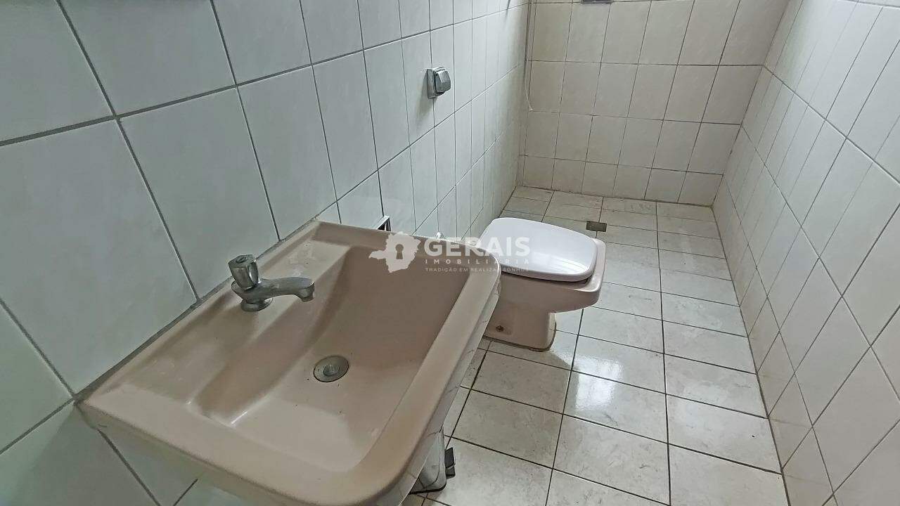 Casa para aluguel no TIETE: 08- BANHO SOCIAL