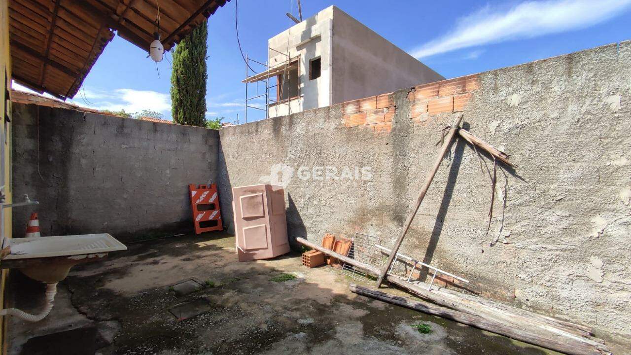 Casa à venda no JARDIM COPACABANA: 09 - QUINTAL