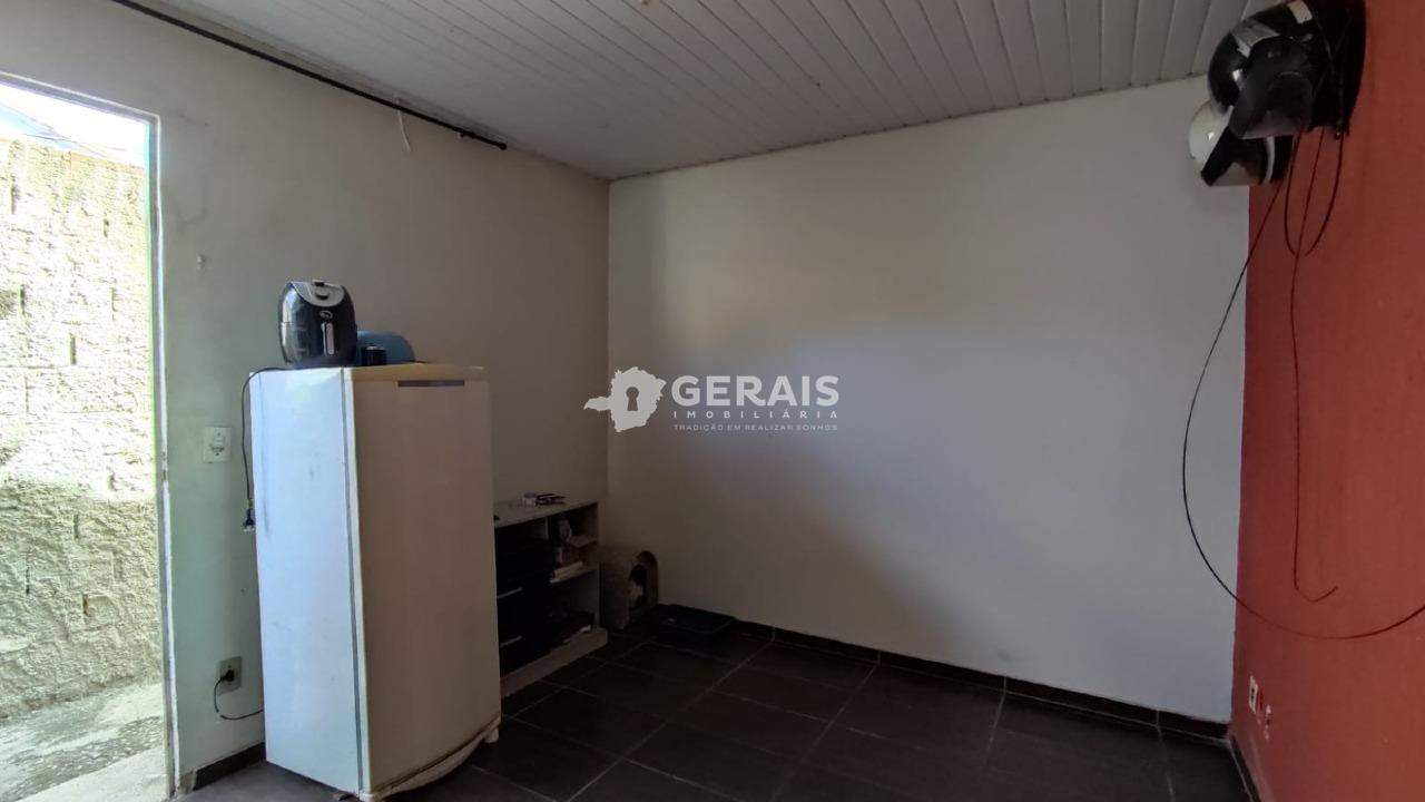 Casa à venda no JARDIM COPACABANA: 03 - SALA