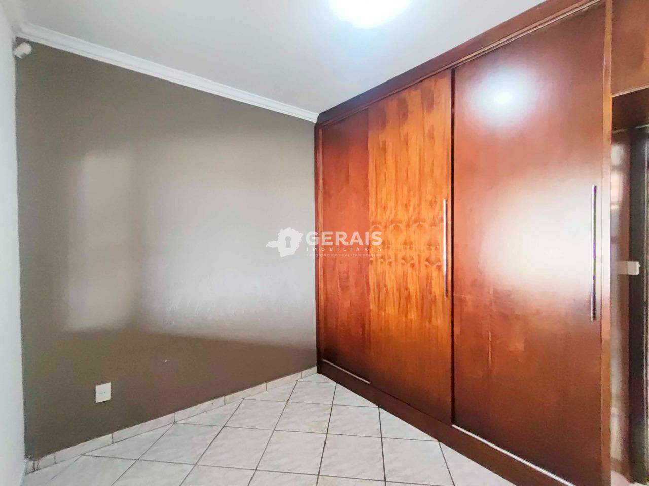 Casa para aluguel no SAGRADA FAMILIA: 05- QUARTO 01