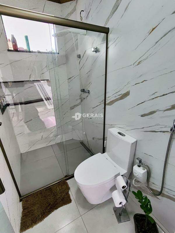 Casa para aluguel no ÁREA RURAL DE DIVINÓPOLIS: 07- BANHO SOCIAL