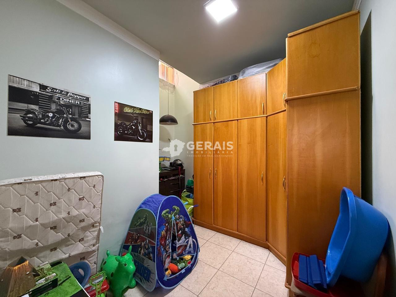 Casa à venda no CENTRO: 09 - QUARTO