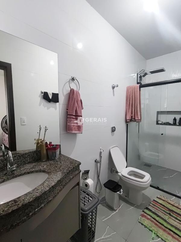 Casa à venda no CHORO: 07 - BANHO SUÍTE