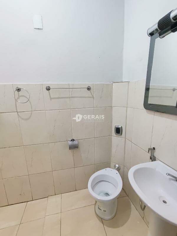 Casa para aluguel no SAGRADA FAMILIA: 06- BANHO SOCIAL