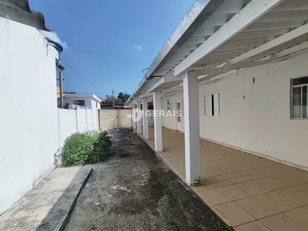 Casa para aluguel no SAGRADA FAMILIA: 08- QUINTAL