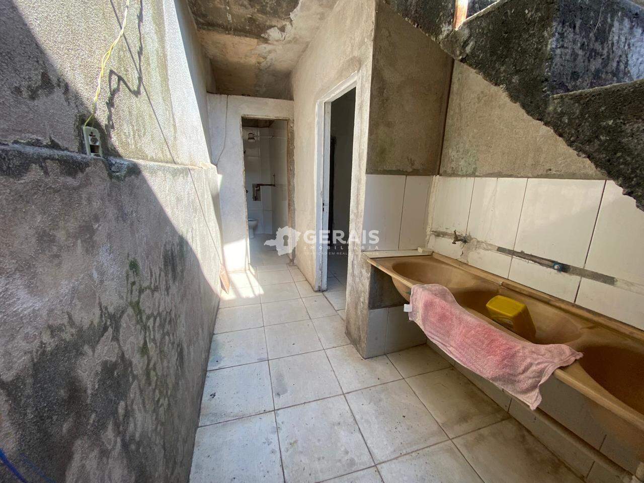 Casa à venda no NITERÓI: 09 - ÁREA DE SERVIÇO 02