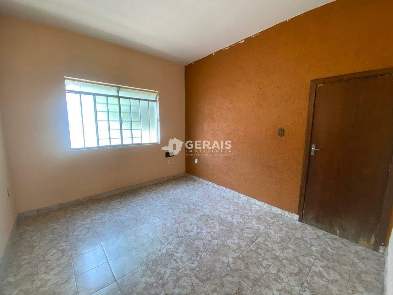 Casa à venda no NITERÓI: 03 - SALA 01 