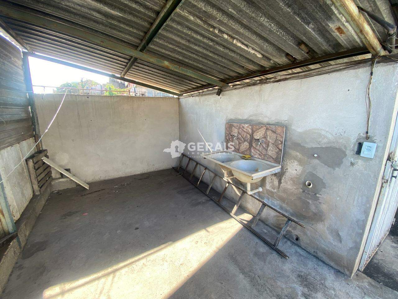 Casa à venda no NITERÓI: 08 - ÁREA DE SERVIÇO 01