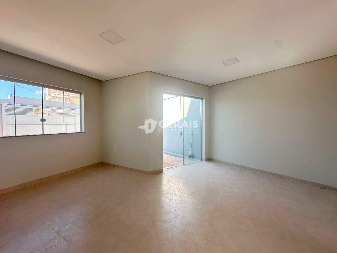 Casa à venda no DAS OLIVEIRAS: 03 - SALA