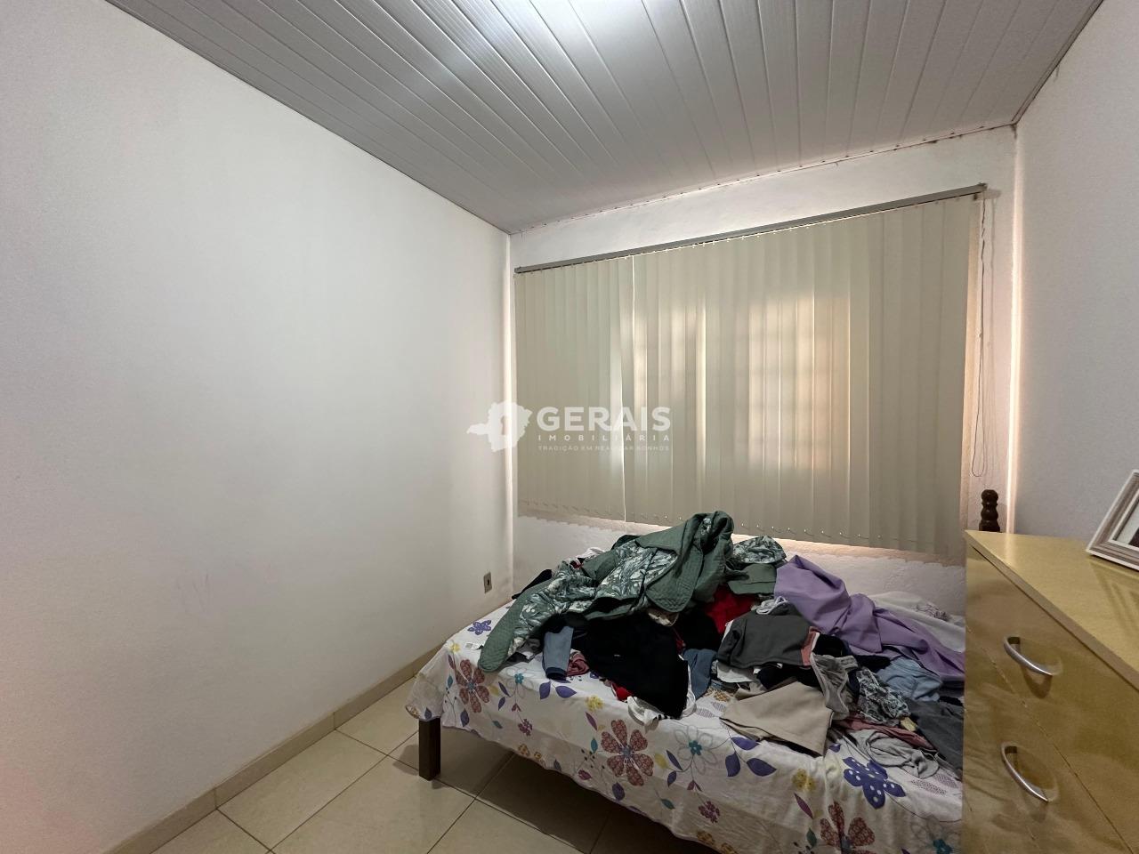 Casa à venda no JARDIM COPACABANA: 05 - QUARTO 01