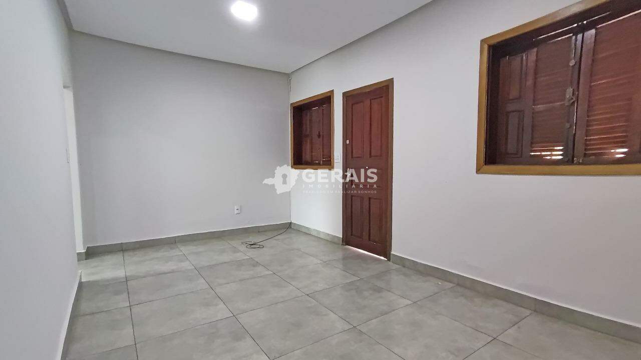 Casa para aluguel no NAÇÕES: 04 - SALA