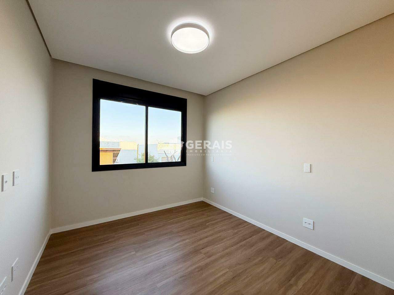 Casa à venda no COND. VILLE ROYALLE: 08- QUARTO SUÍTE 01