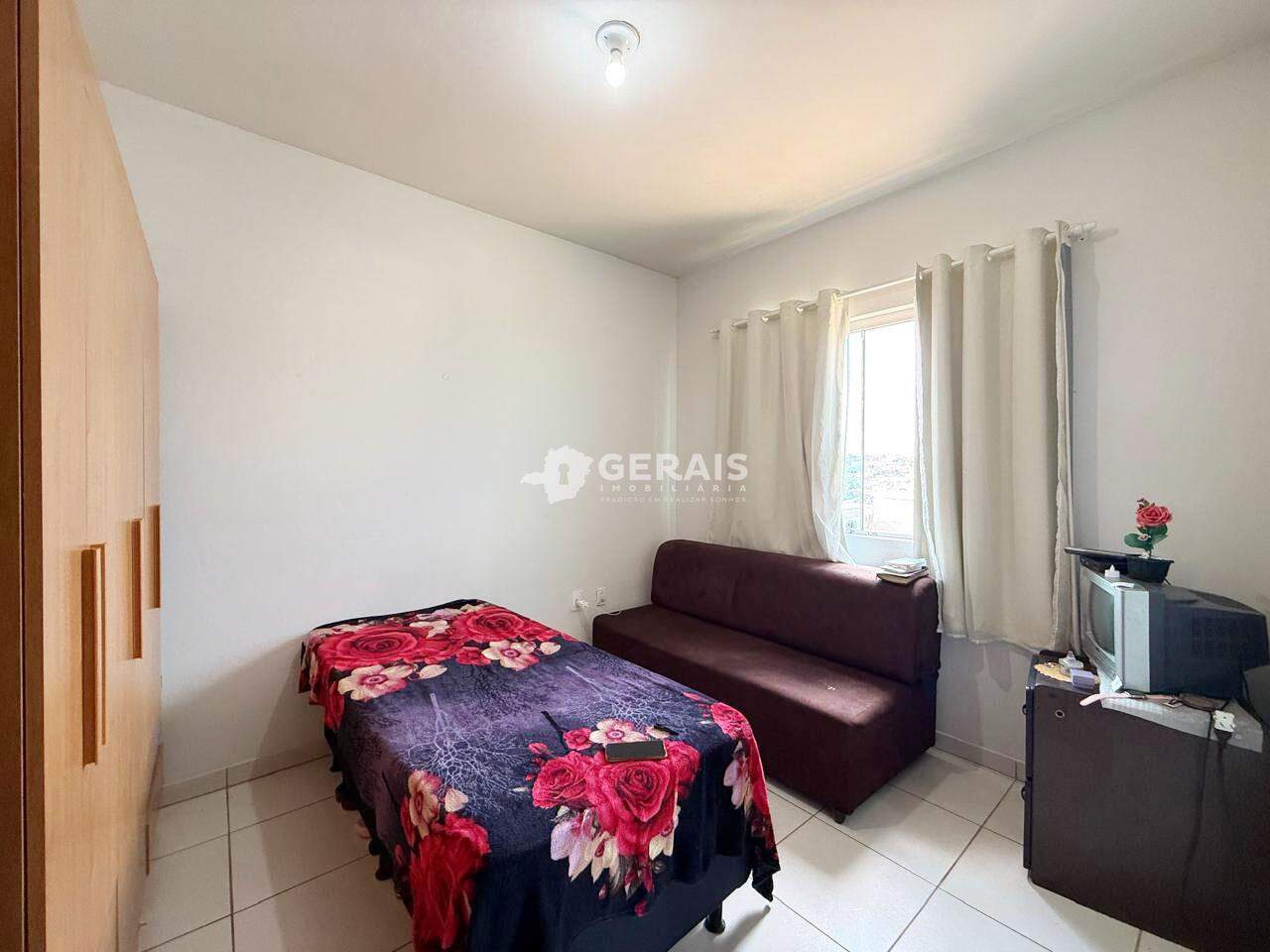 Sobrado à venda no SANTA ROSA: 06- QUARTO 03 SUÍTE 