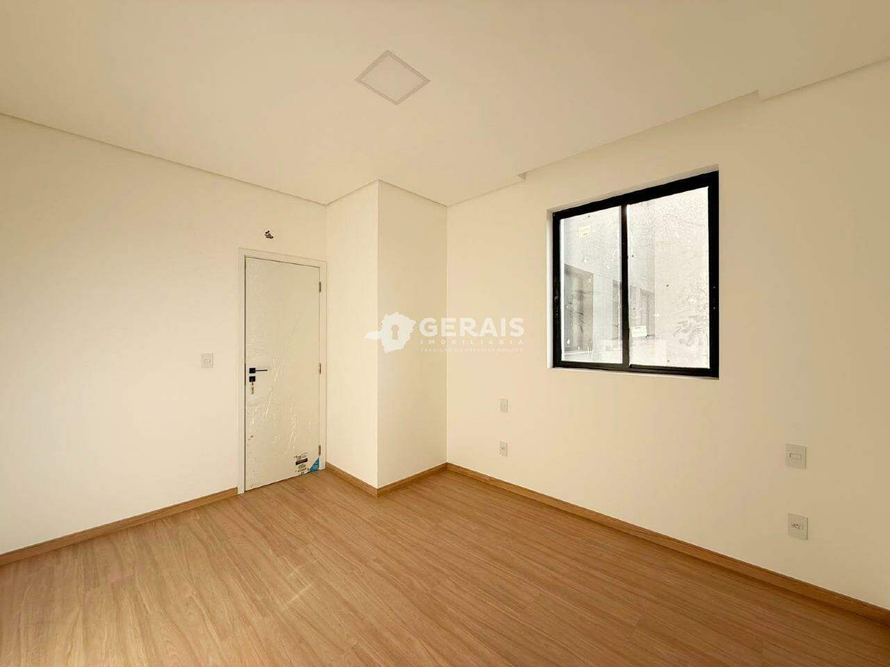 Apartamento à venda no CENTRO: 06- QUARTO SUÍTE