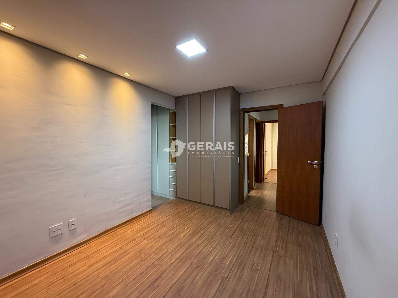 Apartamento para aluguel no AFONSO PENA: 08- QUARTO SUÍTE