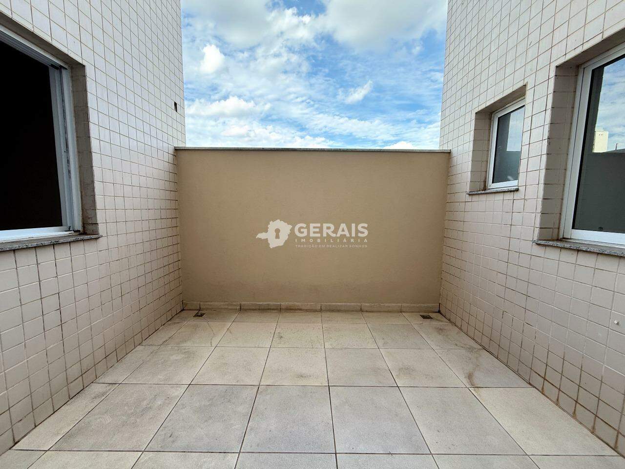 Apartamento para aluguel no CENTRO: 05- ÁREA DE CLARIDADE