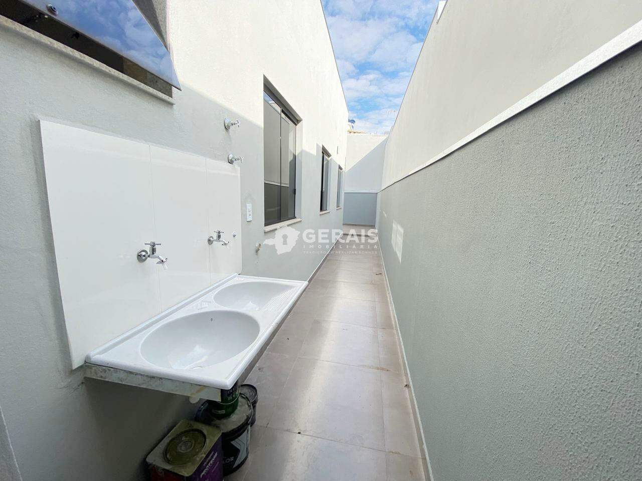 Casa à venda no INTERLAGOS: 09- ÁREA DE SERVIÇO