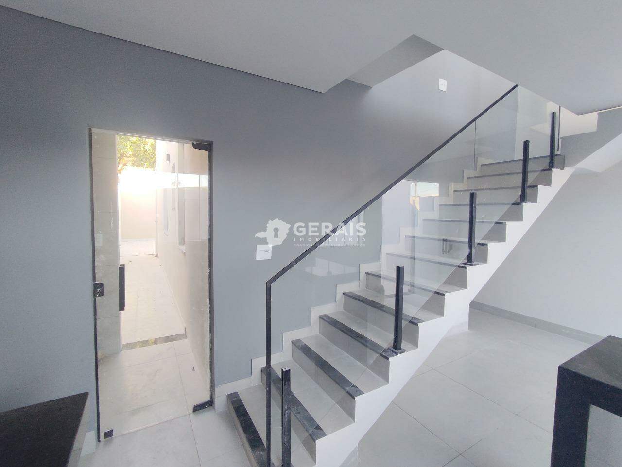 Casa à venda no SÃO ROQUE: 06 - ESCADA