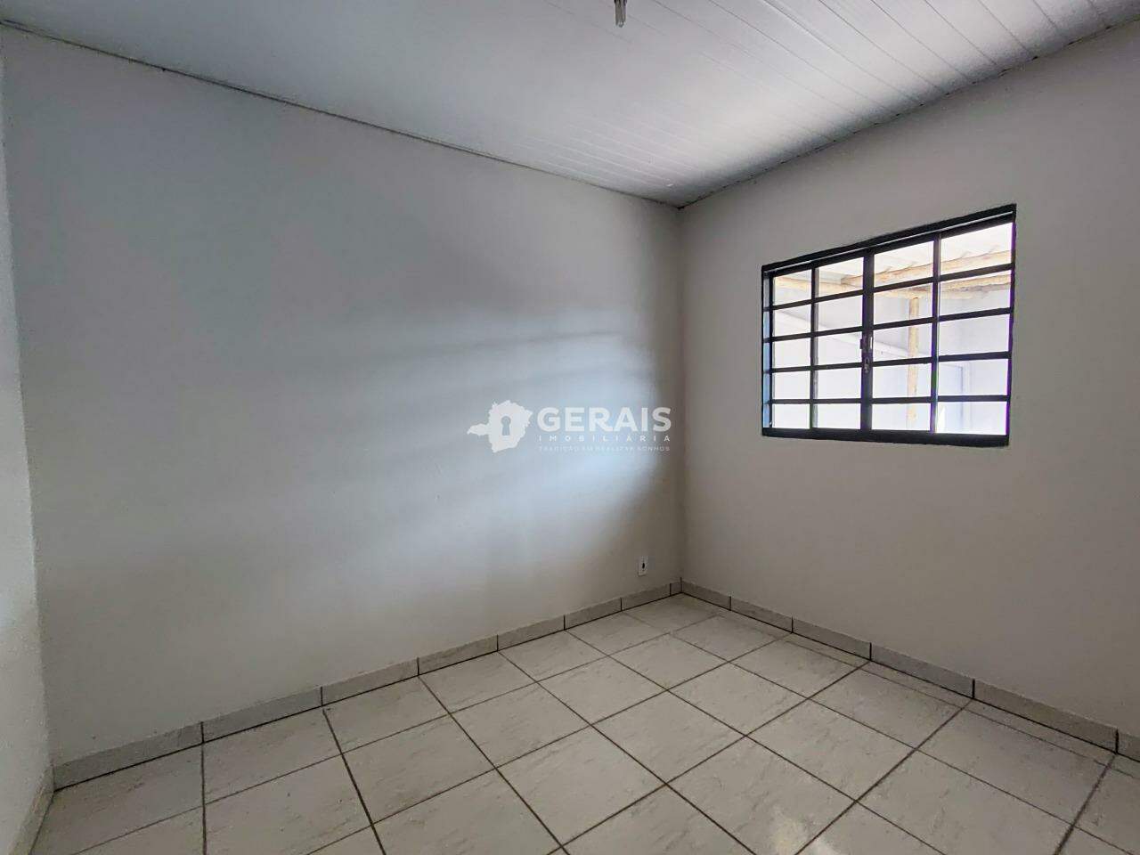 Casa para aluguel no JARDIM COPACABANA: 04- QUARTO 01