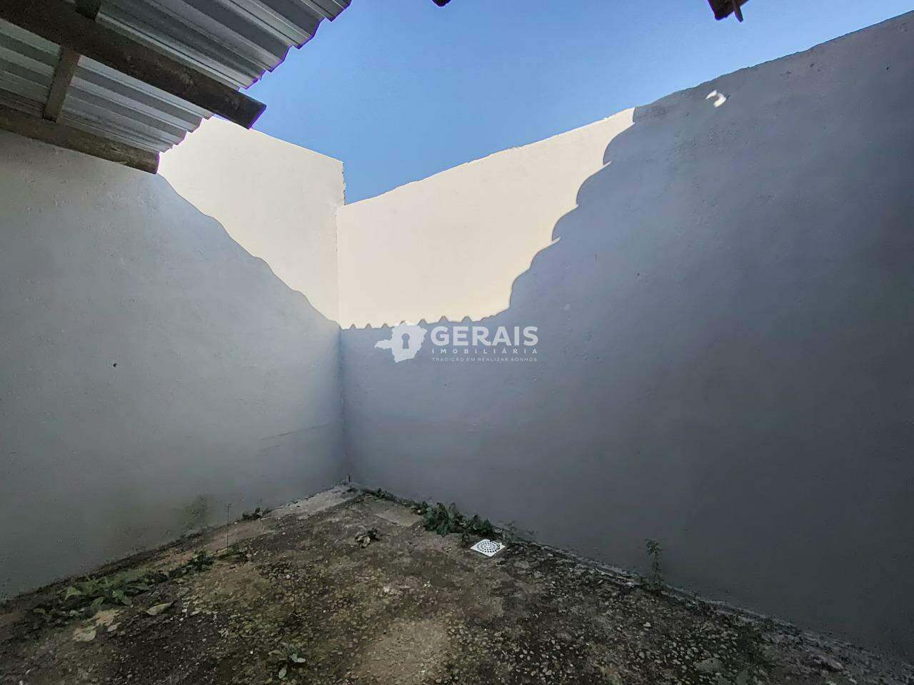 Casa para aluguel no JARDIM COPACABANA: 09- QUINTAL