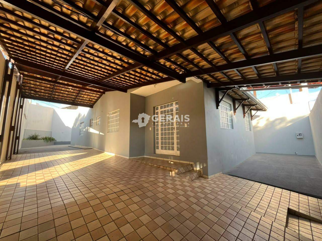 Casa à venda no RESIDENCIAL DOUTOR WALCHIR RESENDE COSTA: 16- GARAGEM