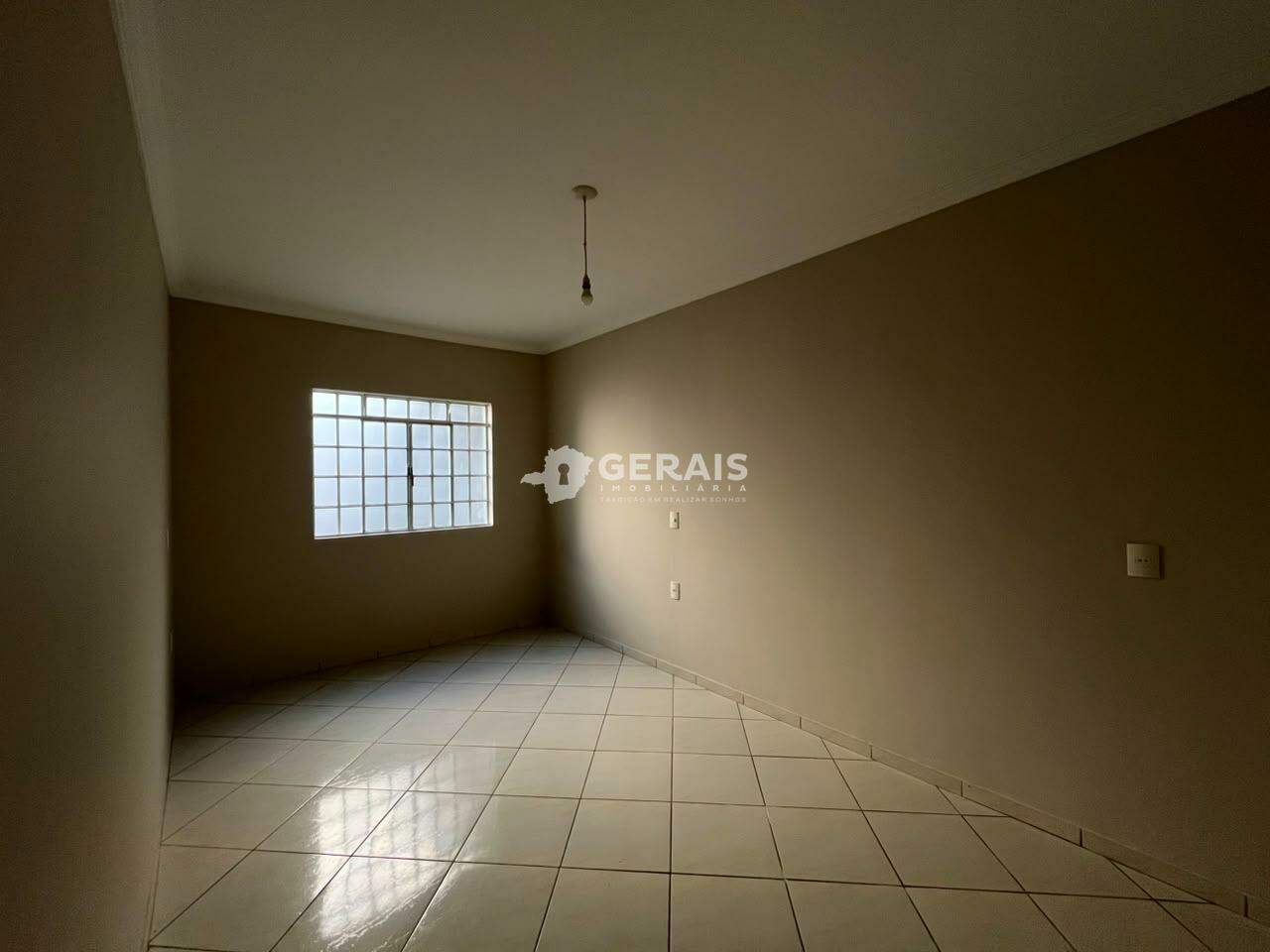 Casa à venda no RESIDENCIAL DOUTOR WALCHIR RESENDE COSTA: 04- QUARTO 01