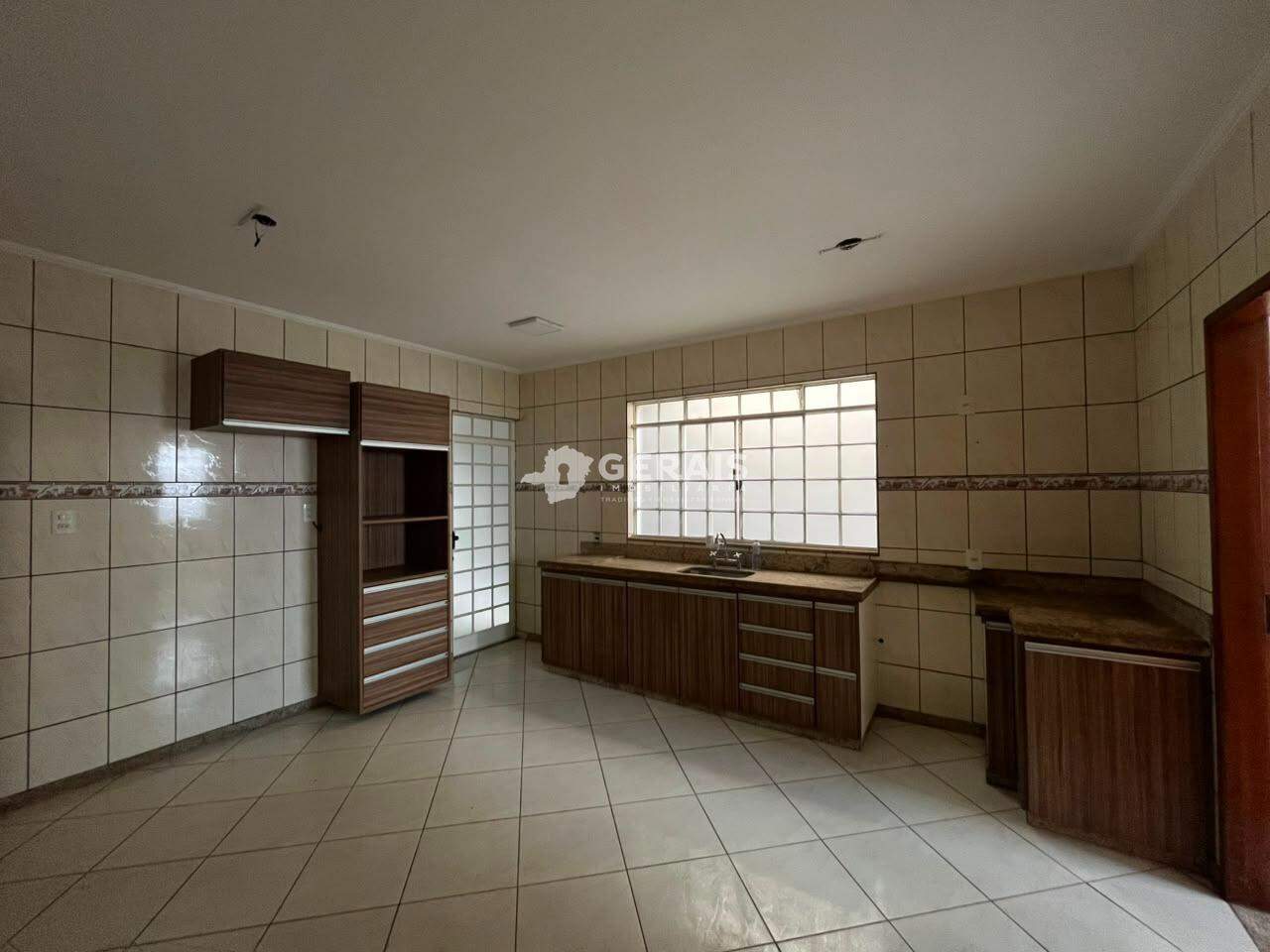 Casa à venda no RESIDENCIAL DOUTOR WALCHIR RESENDE COSTA: 03- COZINHA