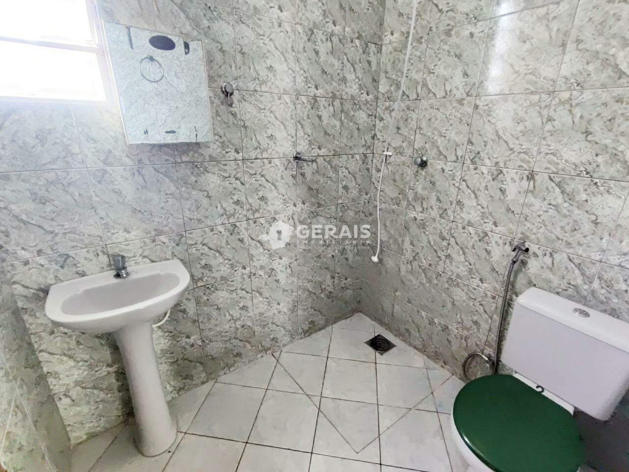 Casa para aluguel no VILA ROMANA: 06 - BANHO SOCIAL