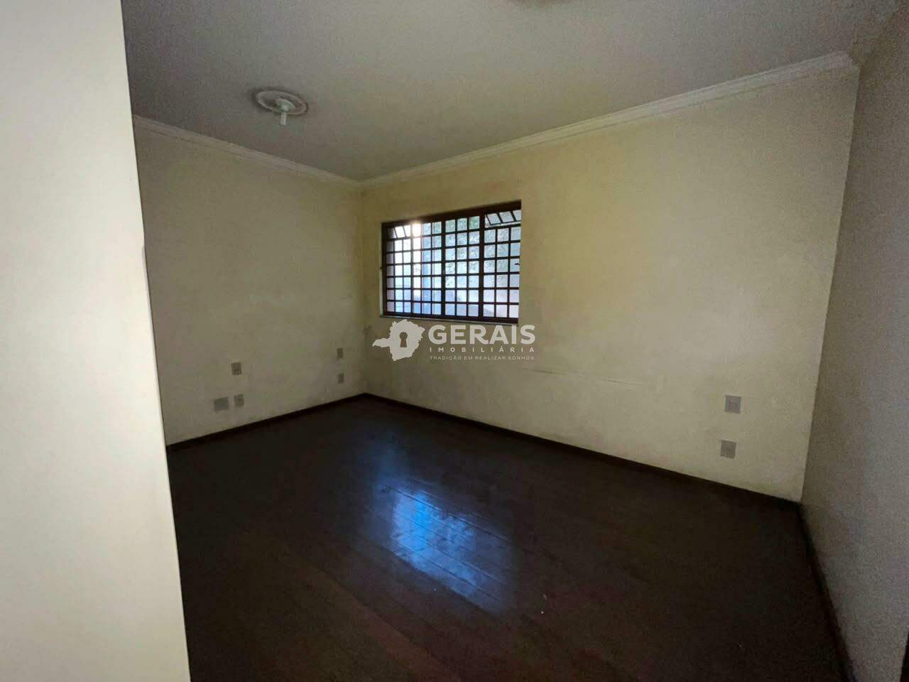Casa à venda no CENTRO: 06- QUARTO 01/ 1° PAVIMENTO