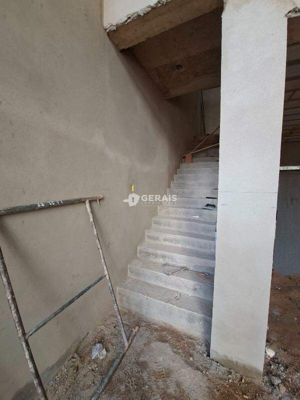 Loja para aluguel no CENTRO: 06- ACESSO A SOBRELOJA