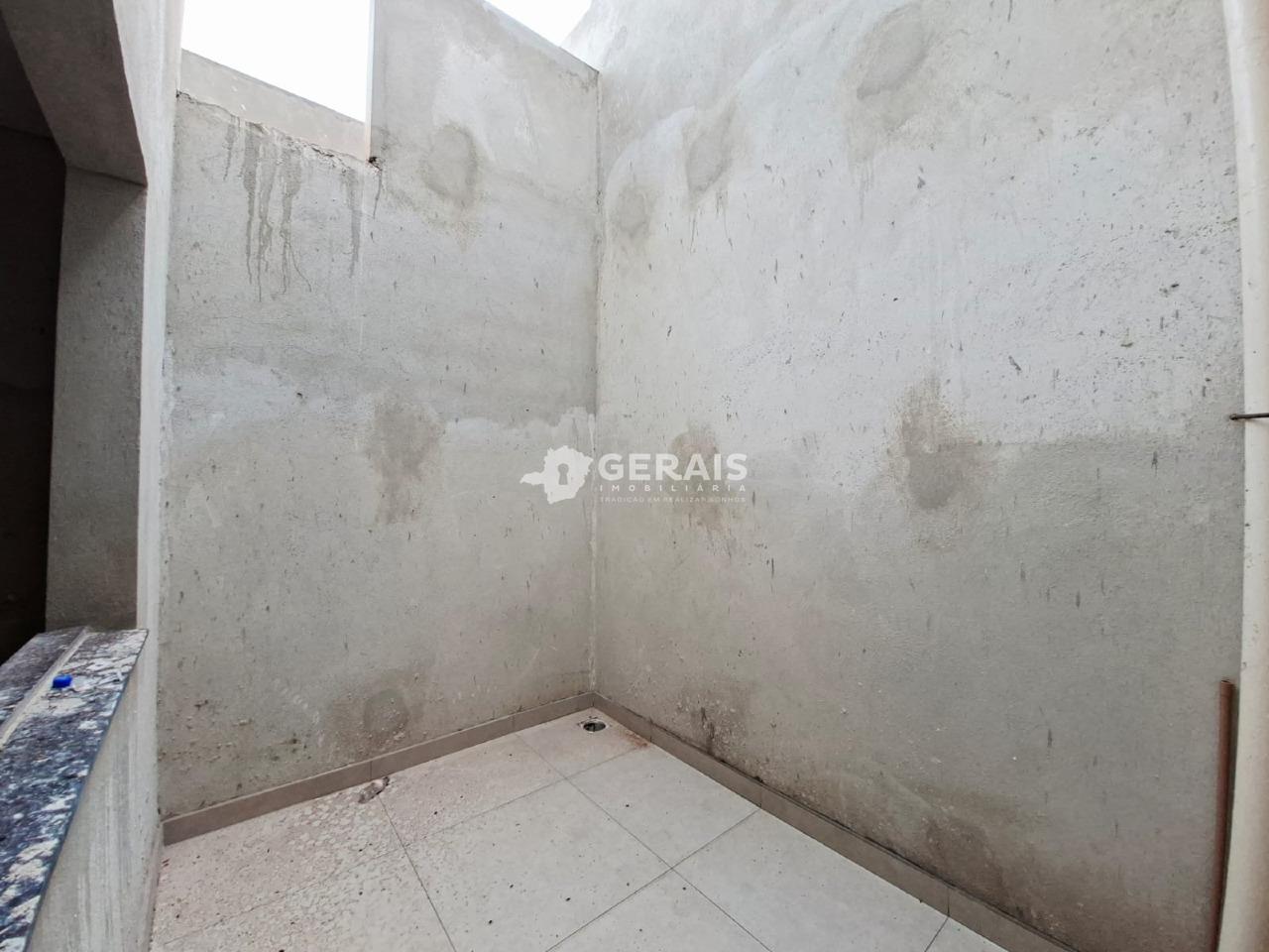 Casa à venda no INTERLAGOS: 07 - ÁREA DE CLARIDADE
