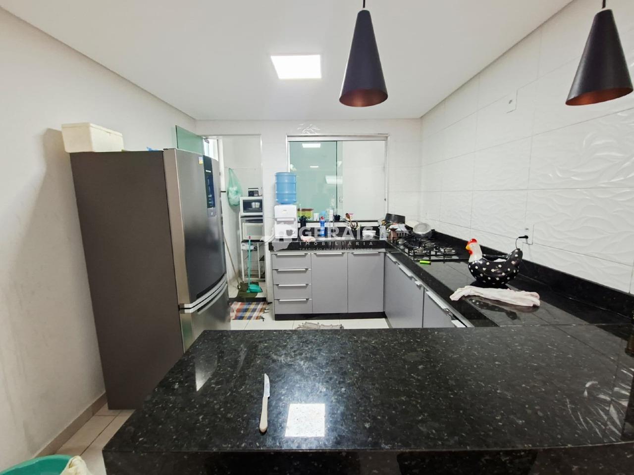 Casa à venda no SAGRADA FAMILIA: 08- COZINHA