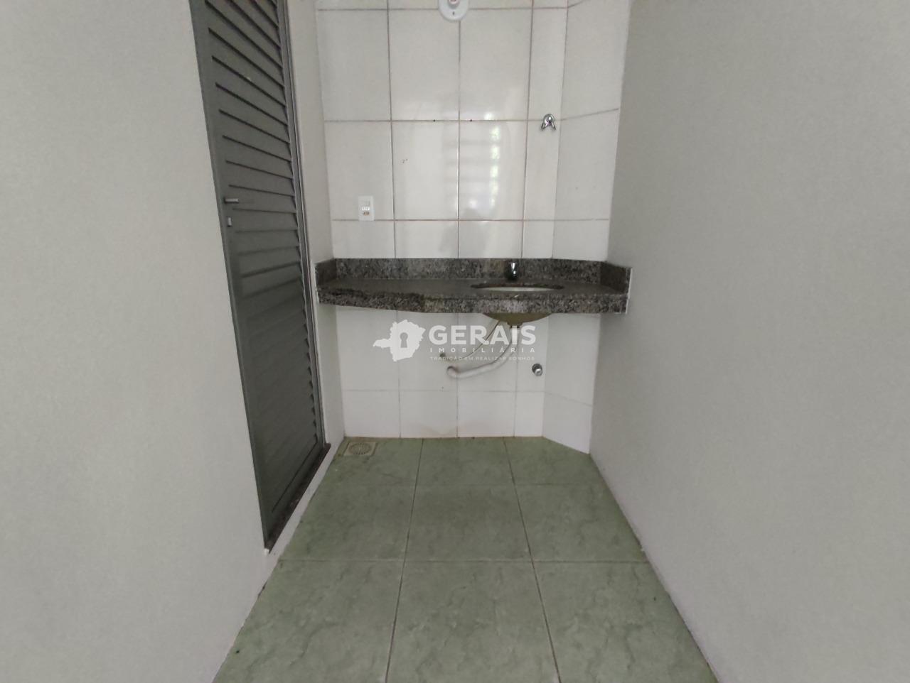 Galpão para aluguel no GERALDO PEREIRA: 08- LAVABO