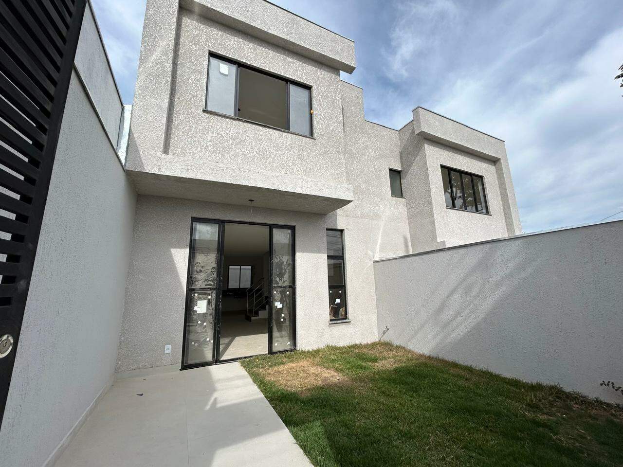 Casa geminada à venda no Santa Amélia: 