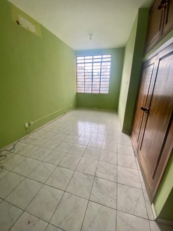 Casa comercial com salão, suíte e quintal amplo no Centro Norte