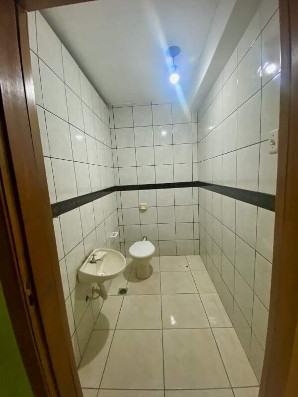 Casa comercial com salão, suíte e quintal amplo no Centro Norte