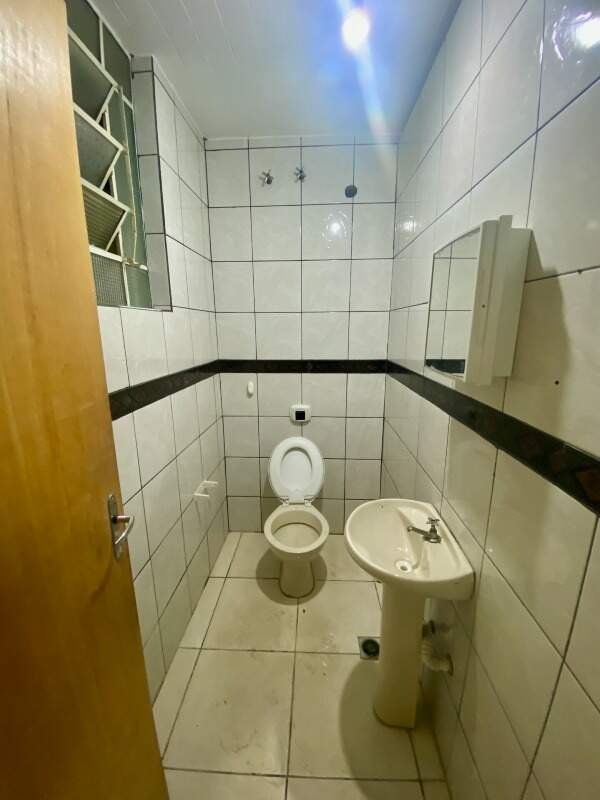 Casa comercial com salão, suíte e quintal amplo no Centro Norte