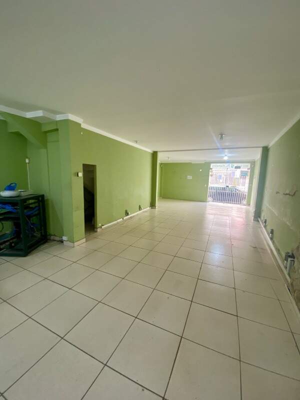 Casa comercial com salão, suíte e quintal amplo no Centro Norte