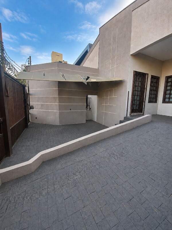 Casa Comercial de 290 m² no Jardim Cuiabá, ao Lado do Hospital, com Edícula e 2 Vagas