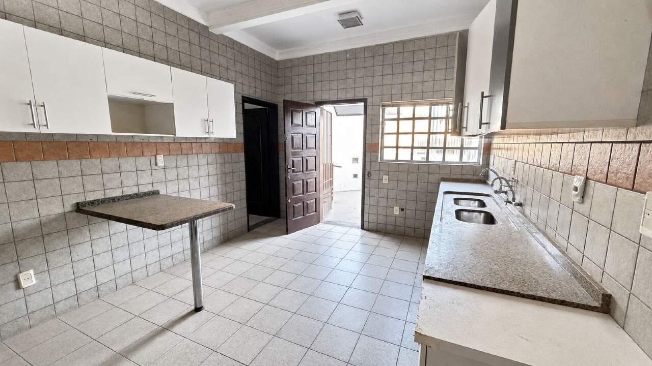 Casa Comercial de 290 m² no Jardim Cuiabá, ao Lado do Hospital, com Edícula e 2 Vagas
