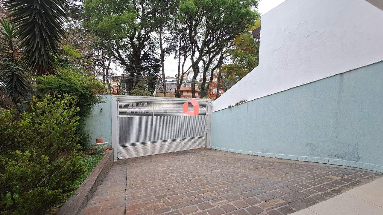 Sobrado à venda no Parque Espacial: ampla area de garagens e jardim 