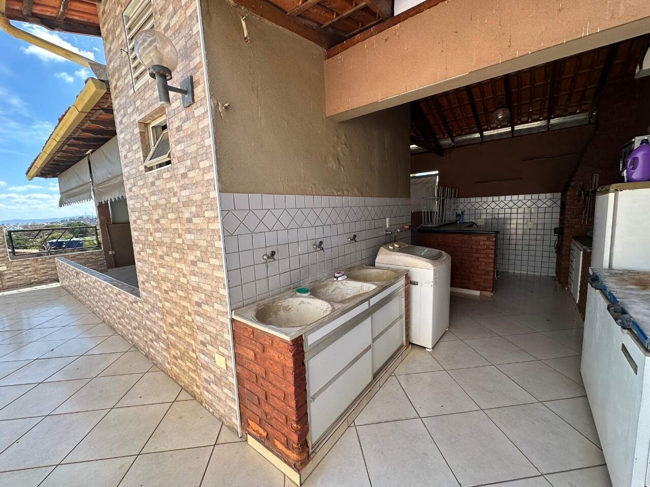 Casa 7 quartos à venda Maracanã 210m² Montes Claros MG: rea de servi o