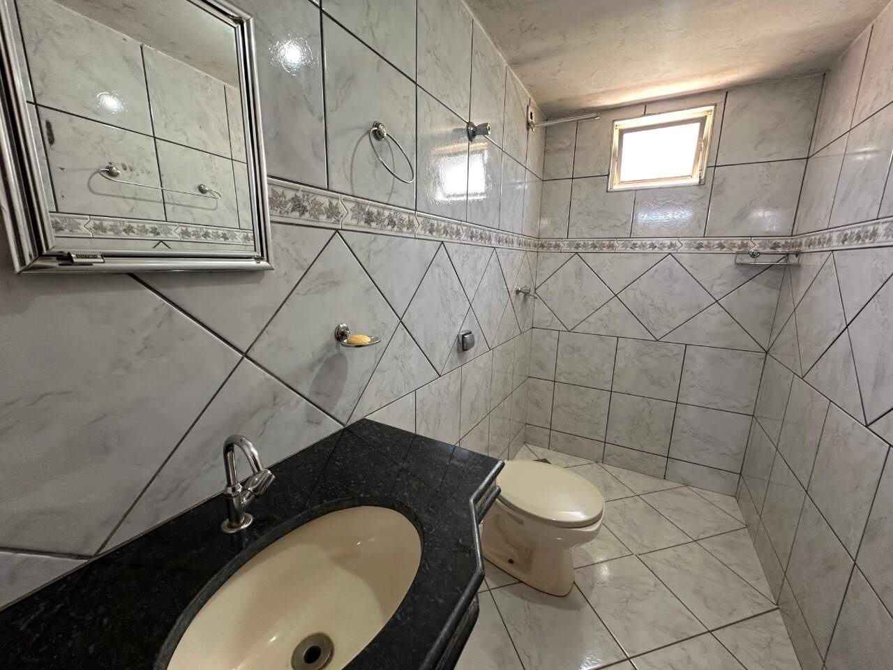Casa 7 quartos à venda Maracanã 210m² Montes Claros MG: Banheiro social