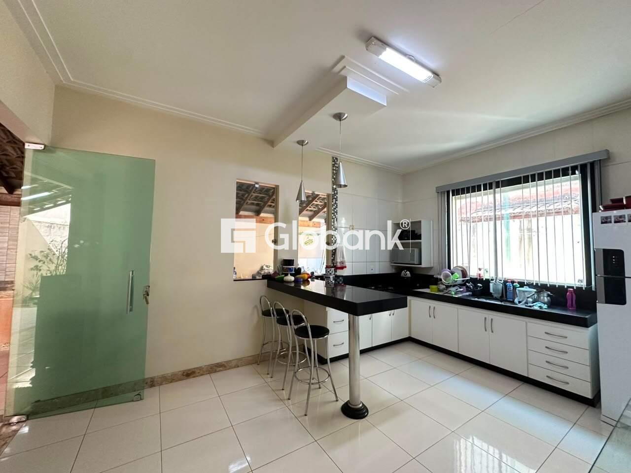 Casa 3 quartos à venda Canelas 180m² Montes Claros MG: