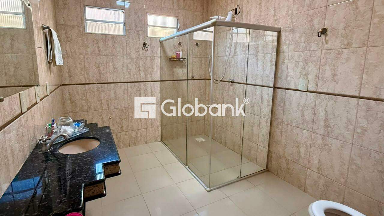 Casa 6 quartos à venda Melo 250m² Montes Claros MG: