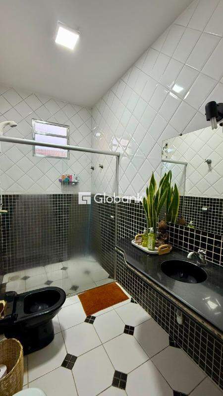Casa 6 quartos à venda Melo 250m² Montes Claros MG: